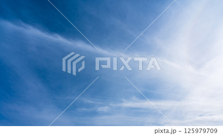 澄み渡る青空に広がる薄雲と太陽の神秘的な光環「ハロ現象」 澄み渡る青空に広がる薄雲と太陽の神秘的な光環「ハロ現象」 125979709