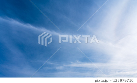 澄み渡る青空に広がる薄雲と太陽の神秘的な光環「ハロ現象」 125979710