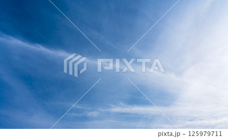 澄み渡る青空に広がる薄雲と太陽の神秘的な光環「ハロ現象」 澄み渡る青空に広がる薄雲と太陽の神秘的な光環「ハロ現象」 125979711