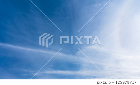 澄み渡る青空に広がる薄雲と太陽の神秘的な光環「ハロ現象」 澄み渡る青空に広がる薄雲と太陽の神秘的な光環「ハロ現象」 125979717