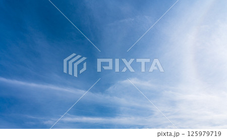 澄み渡る青空に広がる薄雲と太陽の神秘的な光環「ハロ現象」 澄み渡る青空に広がる薄雲と太陽の神秘的な光環「ハロ現象」 125979719