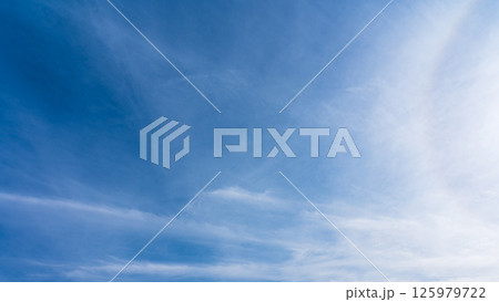 澄み渡る青空に広がる薄雲と太陽の神秘的な光環「ハロ現象」 澄み渡る青空に広がる薄雲と太陽の神秘的な光環「ハロ現象」 125979722