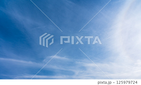 澄み渡る青空に広がる薄雲と太陽の神秘的な光環「ハロ現象」 澄み渡る青空に広がる薄雲と太陽の神秘的な光環「ハロ現象」 125979724