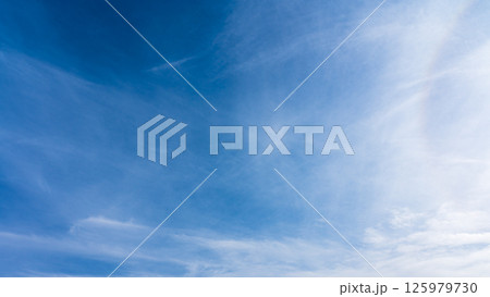 澄み渡る青空に広がる薄雲と太陽の神秘的な光環「ハロ現象」 澄み渡る青空に広がる薄雲と太陽の神秘的な光環「ハロ現象」 125979730