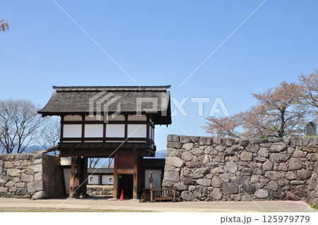 海津城跡の北不明門の櫓門と城壁 海津城跡の北不明門の櫓門と城壁 125979779