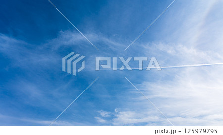 澄み渡る青空に広がる薄雲と太陽の神秘的な光環「ハロ現象」 澄み渡る青空に広がる薄雲と太陽の神秘的な光環「ハロ現象」 125979795