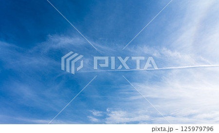 澄み渡る青空に広がる薄雲と太陽の神秘的な光環「ハロ現象」 澄み渡る青空に広がる薄雲と太陽の神秘的な光環「ハロ現象」 125979796