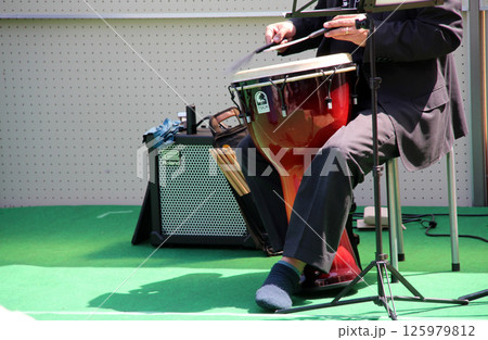 野外ライブのジャンベ奏者 125979812