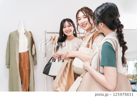 買い物・ショッピング・紙袋を持った買い物客 買い物・ショッピング・紙袋を持った買い物客 125979831