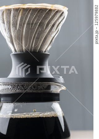 コーヒーを淹れる 125979882