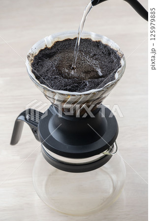 コーヒーを淹れる 125979885