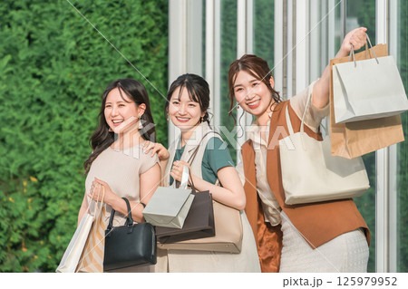 買い物・ショッピング・セール・バーゲン・旅行を楽しむ女友達・仲間 買い物・ショッピング・セール・バーゲン・旅行を楽しむ女友達・仲間 125979952