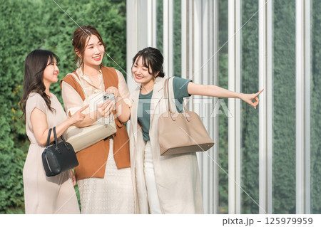 買い物・ショッピング・セール・バーゲン・旅行を楽しむ女友達・仲間 125979959