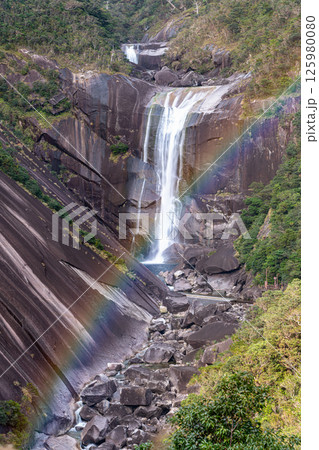 屋久島国立公園　千尋滝ときれいな虹(12月) 125980080