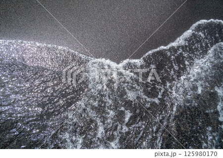 砂浜に寄せては返す波 砂浜に寄せては返す波 125980170