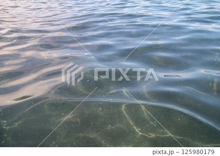 ゆらゆらする海面 125980179