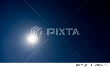 夜空を照らす月明かりと無数の輝く星 125980765