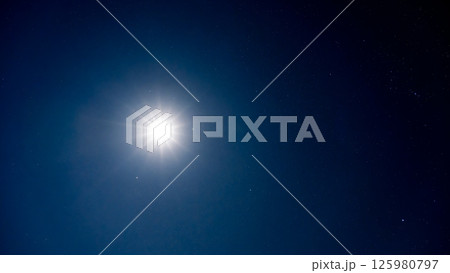 夜空を照らす月明かりと無数の輝く星 夜空を照らす月明かりと無数の輝く星 125980797