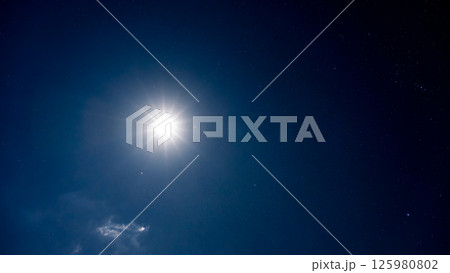 夜空を照らす月明かりと無数の輝く星 夜空を照らす月明かりと無数の輝く星 125980802