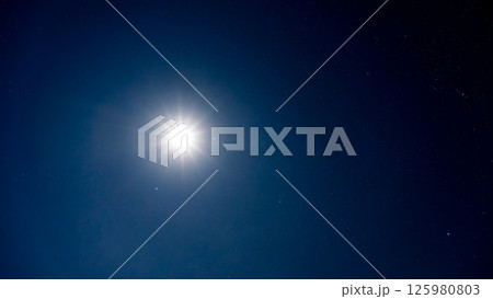 夜空を照らす月明かりと無数の輝く星 夜空を照らす月明かりと無数の輝く星 125980803