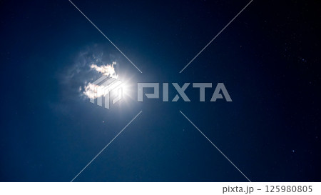 夜空を照らす月明かりと無数の輝く星 夜空を照らす月明かりと無数の輝く星 125980805