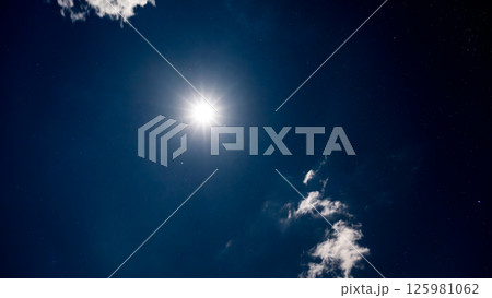 雲間に輝く満月と星空の夜空 雲間に輝く満月と星空の夜空 125981062