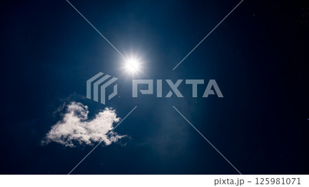 雲間に輝く満月と星空の夜空 125981071