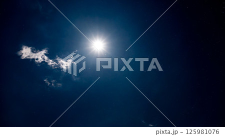 雲間に輝く満月と星空の夜空 125981076