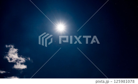 雲間に輝く満月と星空の夜空 雲間に輝く満月と星空の夜空 125981078