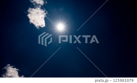 雲間に輝く満月と星空の夜空 雲間に輝く満月と星空の夜空 125981079