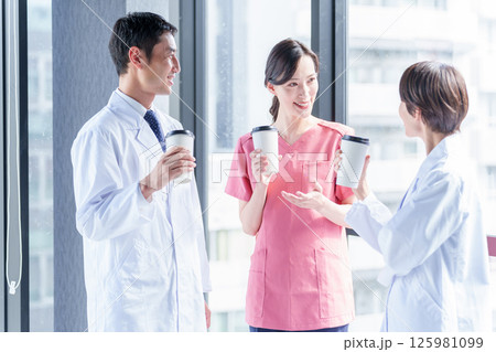 病院で会話をする医療従事者 病院で会話をする医療従事者 125981099