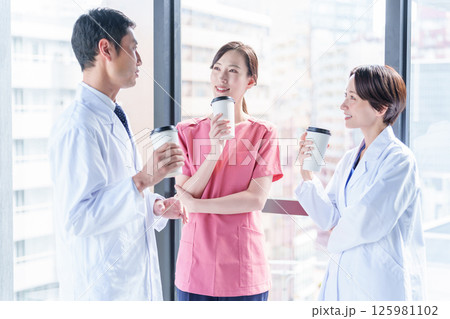 病院で会話をする医療従事者 125981102
