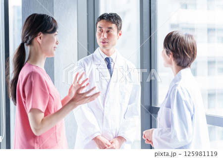 病院で会話をする医療従事者 病院で会話をする医療従事者 125981119