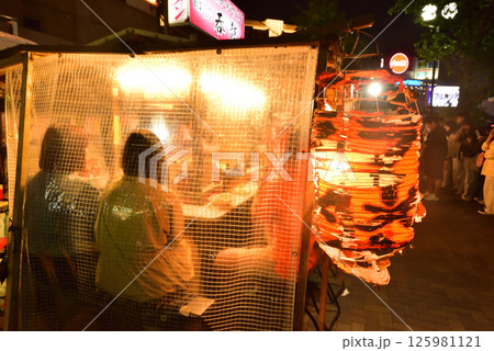 中洲屋台村　赤提灯　博多イメージ風景　福岡の夜の人気スポット　福岡市博多区中洲 125981121