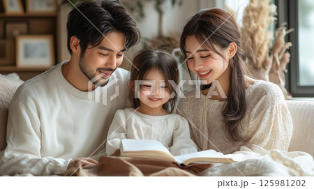 家族団らん過ごす若い夫婦とこども　generative ai 125981202