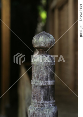 寺院の回廊の擬宝珠 寺院の回廊の擬宝珠 125981434
