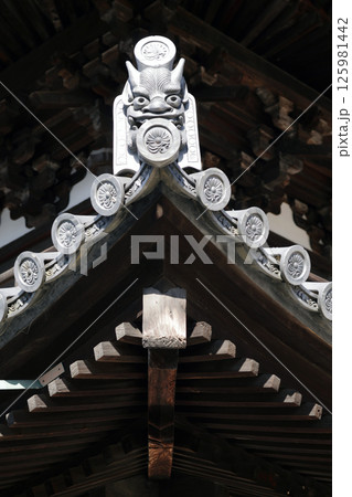 寺院の鬼瓦 125981442