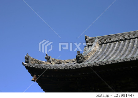 寺院の軒の鬼瓦 125981447