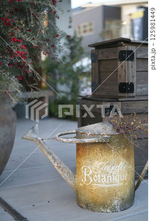 古いじょうろの飾り 125981449