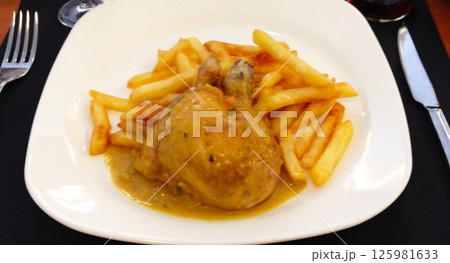 モンサンミッシェルのチキンのグリルとポテト 125981633