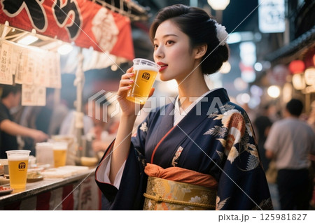 お祭りでビール、世界の美女がグルメと絶景とファッションを紹介するシリーズ 125981827