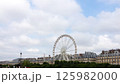 ルーヴル美術館付近のメリーゴーランド 125982000