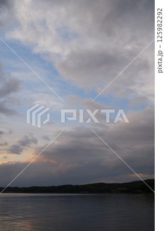 厚い雲に覆われた春の海 125982292