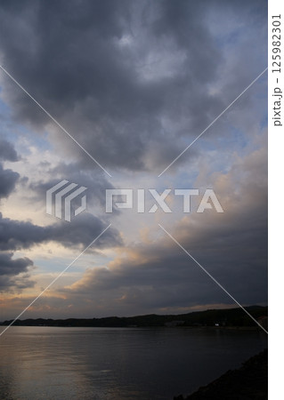厚い雲に覆われた春の海 125982301