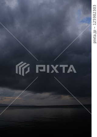 厚い雲に覆われた春の海 厚い雲に覆われた春の海 125982303