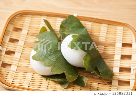 ざるに盛った柏餅 125982311