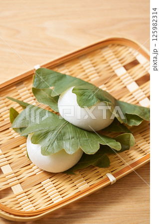 ざるに盛った柏餅 125982314