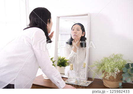 小じわやしみに悩むミドル女性 125982433