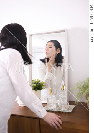 小じわやしみに悩むミドル女性 小じわやしみに悩むミドル女性 125982434