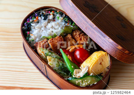 手作りのお弁当　わっぱ飯 125982464